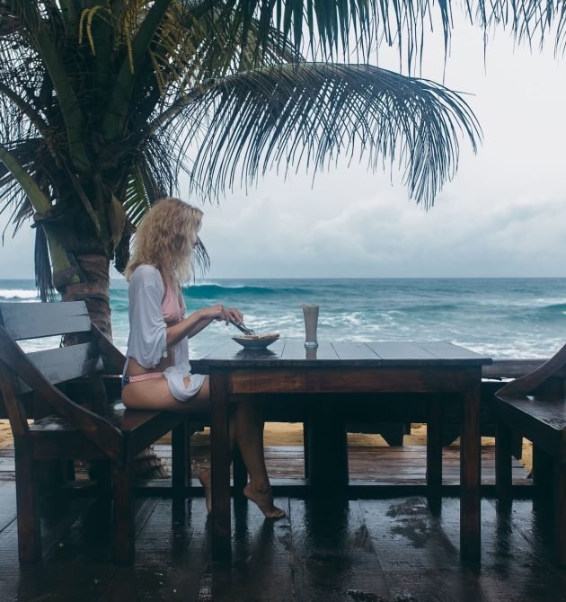 girl-eating-on-the-beach-2026-01-05-23-20-13-utc