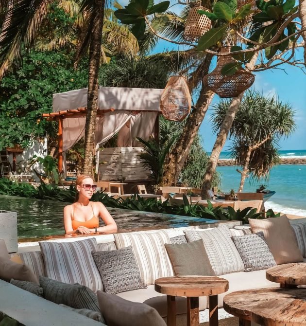 travel-retrit-travel-travelers-woman-coast-ocean-2026-01-08-22-09-49-utc